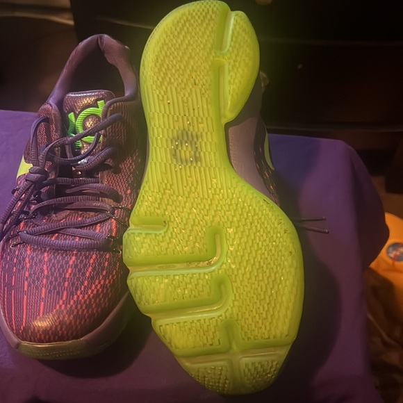 Nike KD 8 “Suit” 9.5/10 no box size (6.5y) no scratches or markings. - Picture 3 of 5